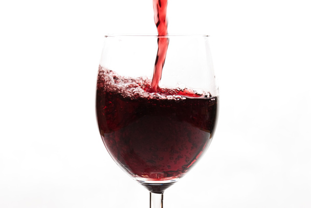 赤ワイン注ぐワイングラス - 写真・画像