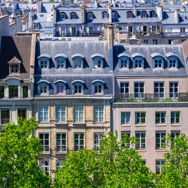 Paris, typische Dächer im Marais, Pariser Fassaden und Fenster in der Rue Rambuteau  - Foto, Bild