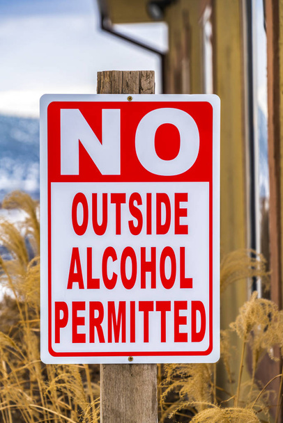 Vista de perto de um post de sinal que lê Não fora do álcool permitido
 - Foto, Imagem