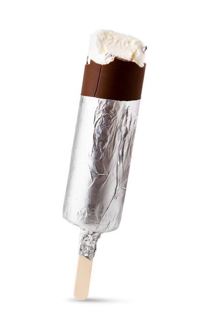 Helado de chocolate en papel de aluminio sobre un palo, sobre un fondo blanco. Aislado
. - Foto, Imagen