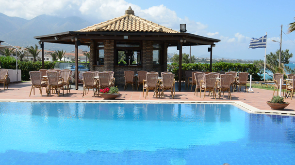 La piscina vicino al bar e bandiera greca, Peloponneso, Grecia
 - Filmati, video