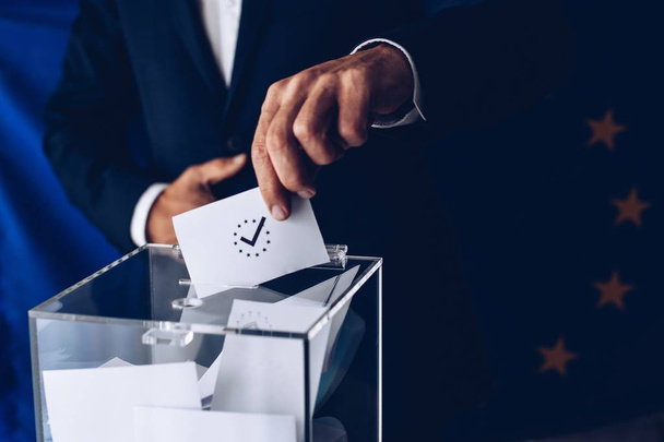 Elecciones europeas. Hombre lanzando su voto en las urnas
. - Foto, imagen