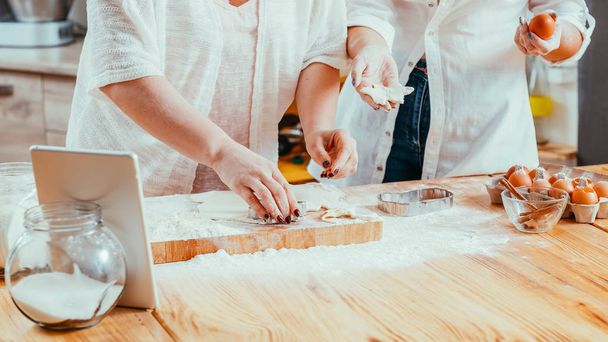 women baking home bake foods hobby leisure - 写真・画像