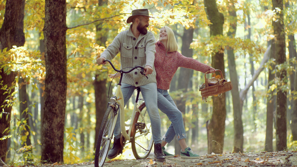 Portrét veselé mladé ženy a vousatého muže s podzimními listovíky. Romantický podzimní pár v lásce. Retušený a přírodní světlo. - Záběry, video