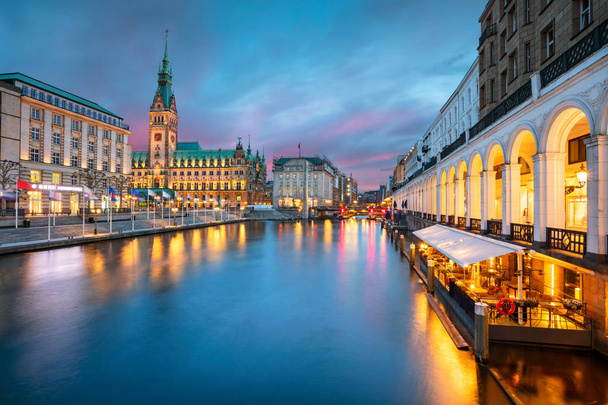 Hamburg, Germany. Cityscape image of Hamburg downtown with City Hall during sunset. - Foto, afbeelding