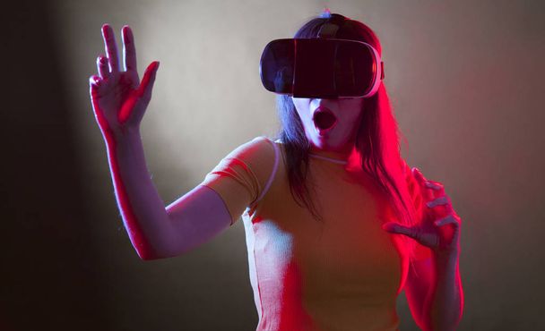 Chica joven con gafas VR en la cabeza
 - Foto, imagen