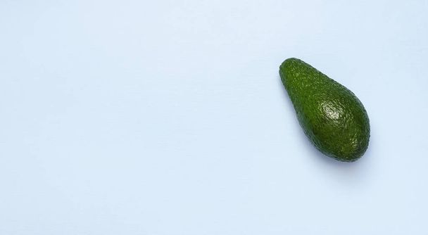 Maturare avocado fresco su sfondo blu pastello vista dall'alto Flat lay copia spazio. Frutta Concetto di cibo sano, dieta, stile di vita sano
. - Foto, immagini