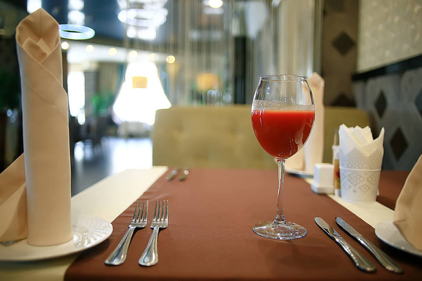вилка и нож, обслуживающие в интерьере ресторана / стола в кафе, питание пищевой промышленности, меню
 - Фото, изображение