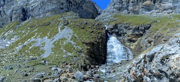 Les cascades Horse Tail au parc national d'Ordesa. Pyrénées. Teinte
 - Photo, image