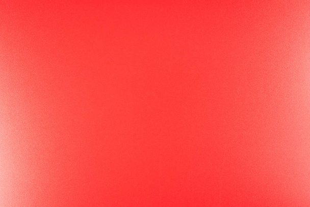 Πραγματική υφή σε φωτεινό, κόκκινο χρώμα που φωτίζεται με ένα ευαίσθητο φως. - Φωτογραφία, εικόνα