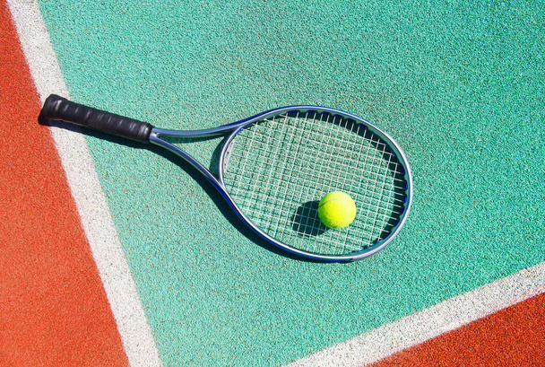 Close up of tennis racquet and ball - Foto, afbeelding