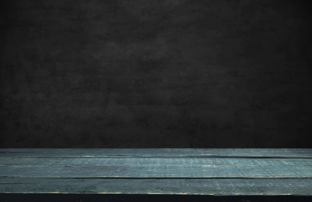 Пустой деревянный стол перед абстрактным размытым фоном кофейни. можно использовать для показа или монтажа своих продуктов. - Фото, изображение