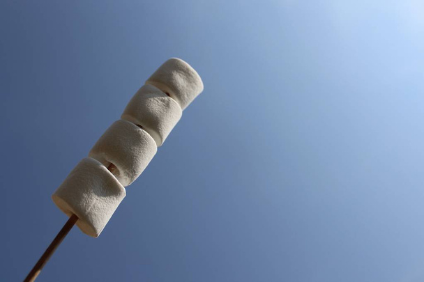 marshmallow και ο γαλάζιος ουρανός - Φωτογραφία, εικόνα