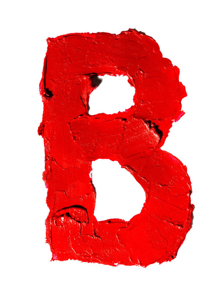 Χειρόγραφη μεγάλη αγγλική κεφαλαίο γράμμα B κατασκευασμένο από μουτζούγινο κόκκινο κραγιόν απομονώνεται σε λευκό φόντο - Φωτογραφία, εικόνα