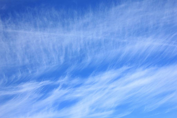 Nuvens e fundo do céu. Correntes de Vento da Mudança
 - Foto, Imagem
