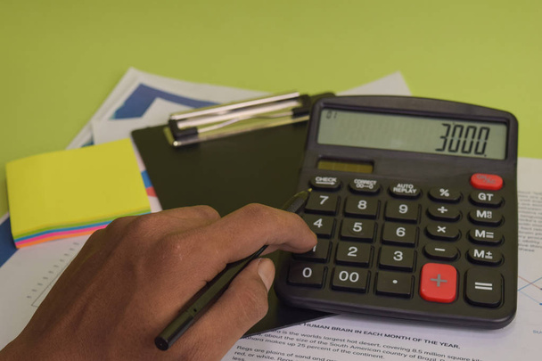 L'uomo calcola il costo di bilancio e l'analisi finanziaria. Business e finanza concetto di scrivania ufficio
 - Foto, immagini