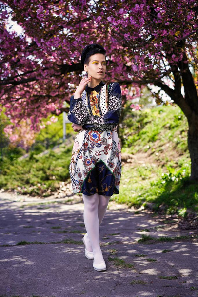Beautiful young woman posing in spring park - Fotografie, Obrázek