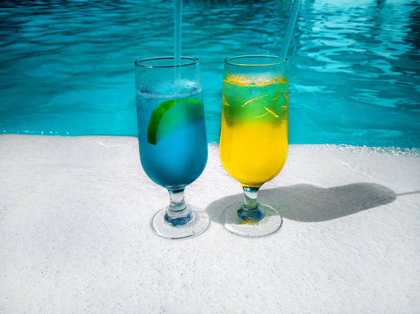 gesundes Getränk an einem karibischen Strand. Ananas und Kokosnuss am Strand zwischen Palmen und Pool. - Foto, Bild