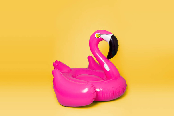 Różowy, modny, dmuchane plaży flamingo na niebieskim tle. Hit - Zdjęcie, obraz