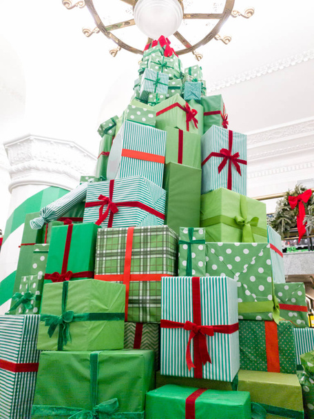 Bela árvore alta Chrsitmas feita de caixas com presentes de férias
 - Foto, Imagem
