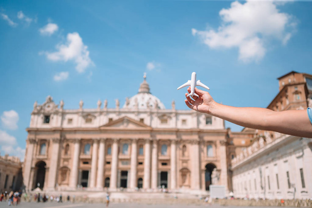 Avion jouet en gros plan sur l'église de la basilique Saint-Peters dans le contexte de la Cité du Vatican
. - Photo, image