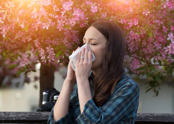 Femme éternuant à cause d'une allergie au pollen printanier
 - Photo, image