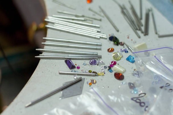 Mücevher üretme sürecinde işyeri kuyumcusu - Fotoğraf, Görsel