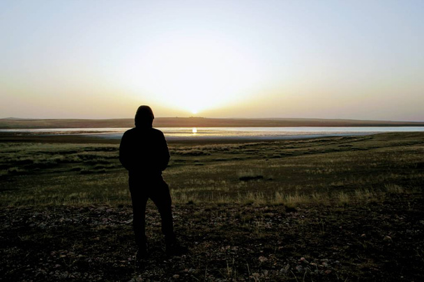 内モンゴルの草原で撮影された日の出のシルエット - 写真・画像