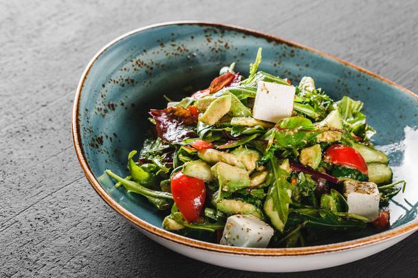 Healthy fresh salad with avocado, greens, arugula, spinach, cher - Фото, зображення