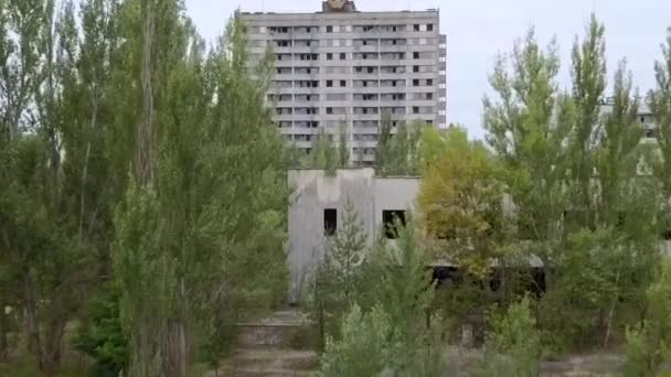 Gran casa con muchos pisos en el centro de la ciudad muerta Chernobyl
 - Imágenes, Vídeo