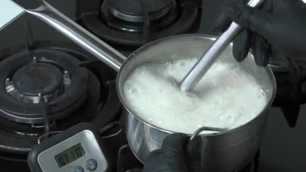 Cukiernik prowadzi proces wytwarzania Marshmallow jabłkowego. - Materiał filmowy, wideo