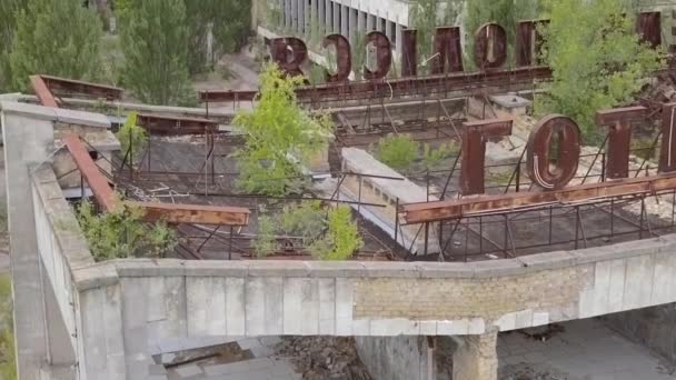 Opuszczone budynki w Ghost City w Czarnobylu w ciągu 30 lat po wybuchu jądrowego w elektrowni - Materiał filmowy, wideo