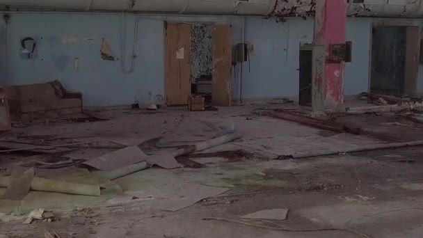 A l'intérieur d'un bâtiment abandonné dans une ville fantôme Tchernobyl après l'explosion à la centrale nucléaire
. - Séquence, vidéo