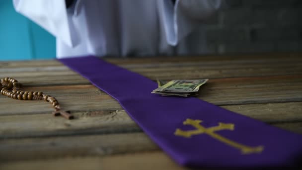 Prêtre catholique comptant l'argent
 - Séquence, vidéo