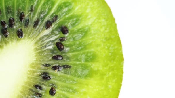 Macro shot van verse groene kiwi vrucht roteren. 4k close up beeldmateriaal. - Video