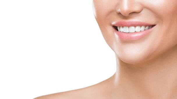 Foto de primer plano de las mujeres sonríen con dientes blancos sanos, aislados sobre fondo blanco
 - Foto, Imagen