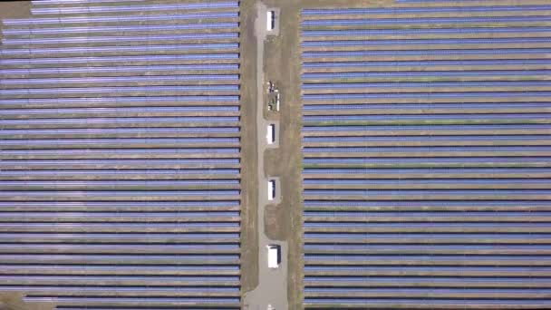 Güneş enerjisi santralinde havadan yan hareket manzarası, güzel kırsal manzara, temiz enerji panelleri - Video, Çekim