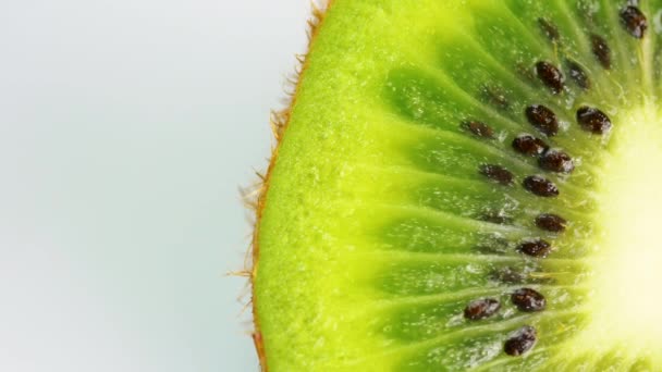 Makro strzał świeżych zielonych owoców kiwi obracanie. 4K zbliżenie nagrania. - Materiał filmowy, wideo