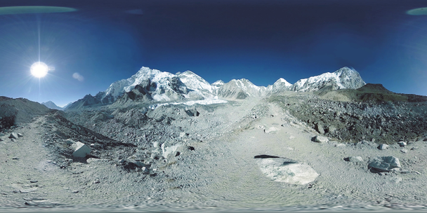 360 vr obozu Everest Base na lodowcu Khumbu. Dolina Khumbu, Park Narodowy Sagarmatha, Nepal Himalajów. Trasa toru EBC w pobliżu Gorak Shep. - Materiał filmowy, wideo