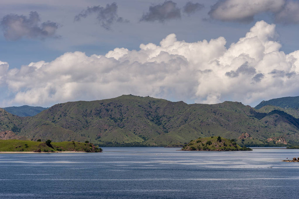 Vihreä vuorijono ja saarekkeet Komodon saarella, Indonesia
. - Valokuva, kuva