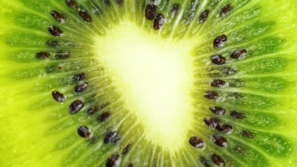 Násada čerstvých zelených plodů Kiwi. 4k uzavření záběru. - Záběry, video