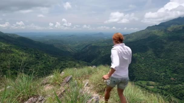 Fiatal női utazó megy a szélén a mini Adams csúcs - Felvétel, videó