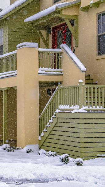 Вертикальный тротуар перед уютными домами в Дейбрейке штата Юта увидят зимой
 - Фото, изображение