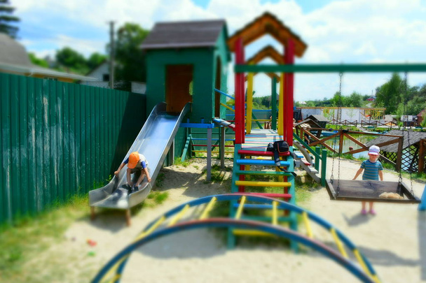 dzieci bawiące się na placu zabaw - Zdjęcie, obraz