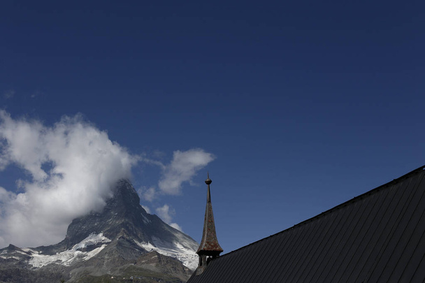 Pico de montaña Matterhorn, Cervino en italiano, visto desde una iglesia
 - Foto, imagen
