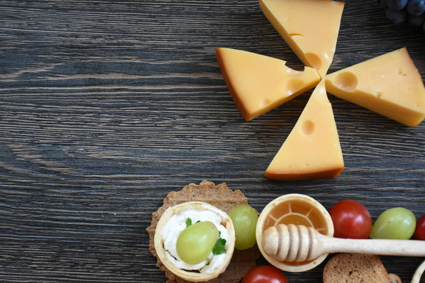 queso surtido en mesa de madera
  - Foto, Imagen