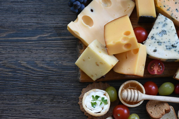 formaggio assortito sul tavolo di legno
  - Foto, immagini