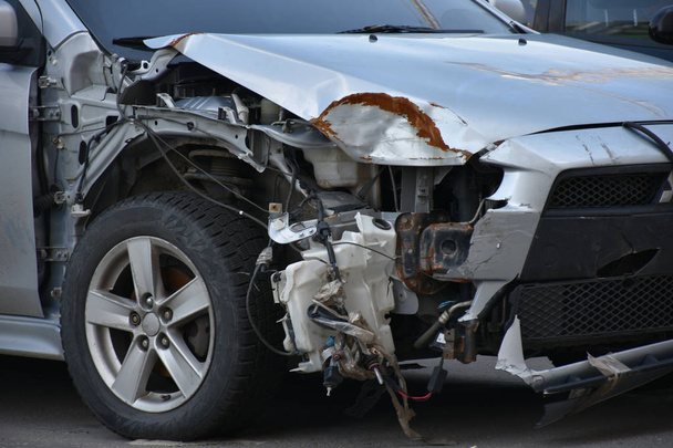 carro quebrado após um acidente e reparação - Foto, Imagem