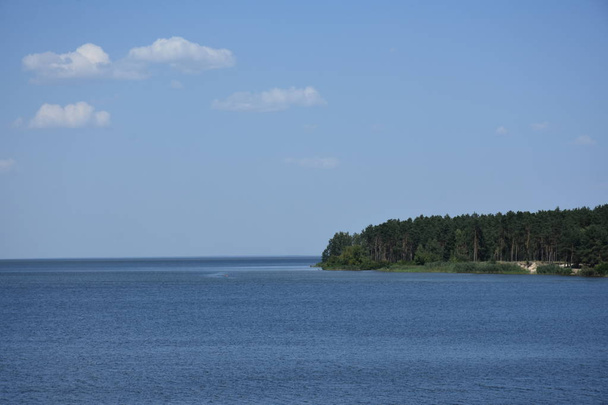 sininen merivesi ja saari puiden kanssa  - Valokuva, kuva