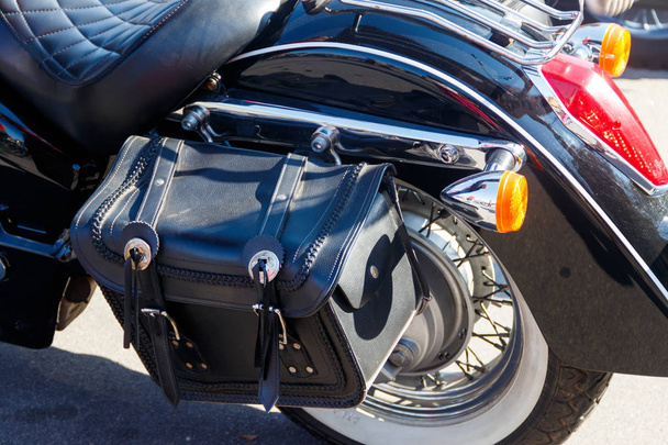 deri bisikletçinin çanta üzerinde bir motosiklet yakın çekim - Fotoğraf, Görsel